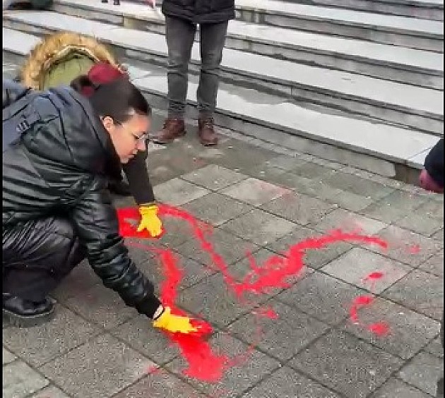 Farbanjem pločnika u crveno završen skup podrške studentima kod Rektorata