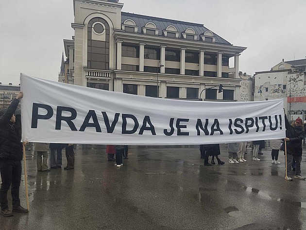 Petak u Novom Sadu: Kiša, 15 minuta tišine, blokade raskrsnica, šetnja srednjoškolaca, podrška studentima