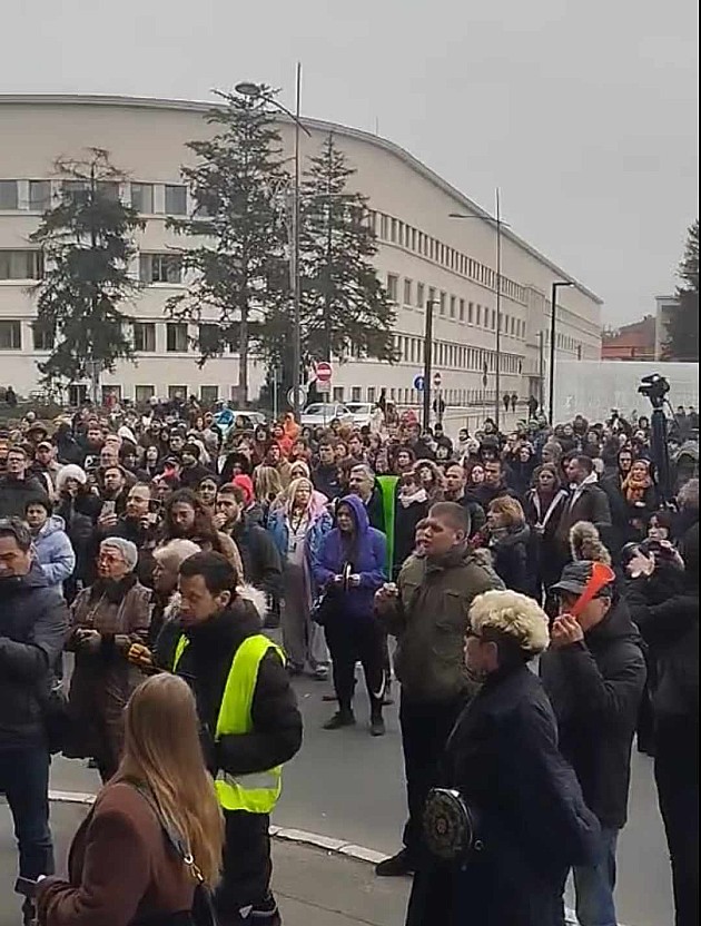 Protest garađana ispred Skupštine grada Novog Sada, odbornici odlučuju o smeni gradonačelnika