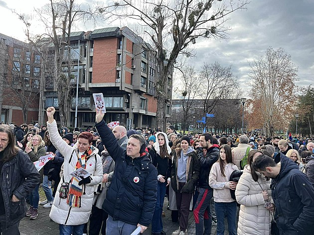 Farbanjem pločnika u crveno završen skup podrške studentima kod Rektorata