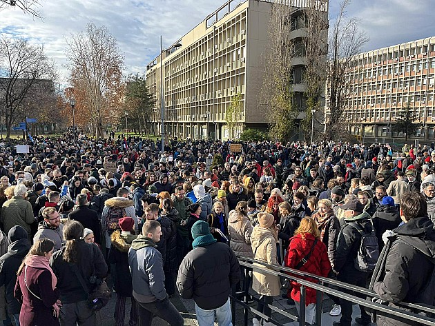 Farbanjem pločnika u crveno završen skup podrške studentima kod Rektorata