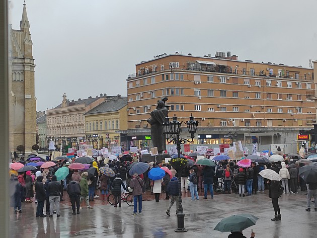 Petak u Novom Sadu: Kiša, 15 minuta tišine, blokade raskrsnica, šetnja srednjoškolaca, podrška studentima