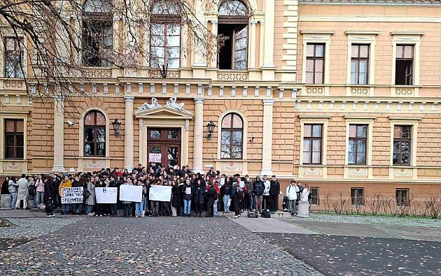 Đaci Jovine gimnazije blokirali školu i bojkotuju nastavu