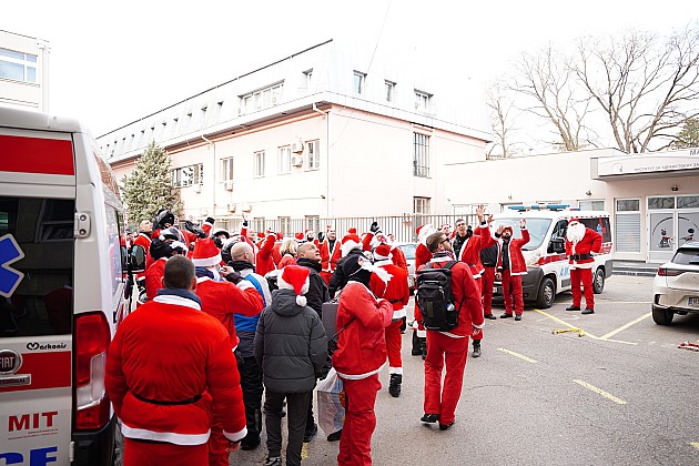 Moto Deda Mrazovi prodefilovali ulicama Novog Sada i uručili paketiće deci koja praznike ne dočekuju kod kuće