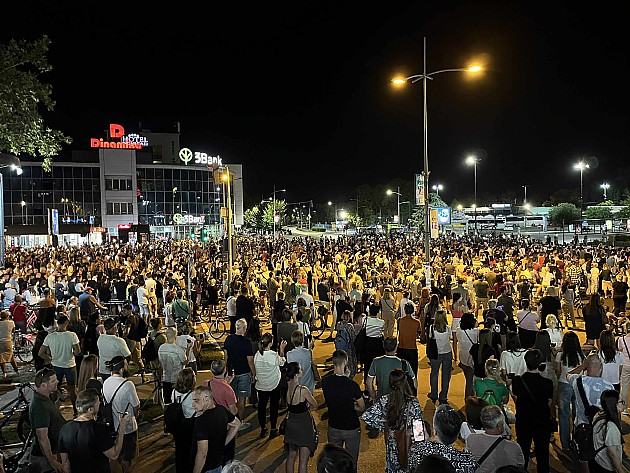 Novosađani pozvani da na Trgu slobode isprate 2025. u tišini, sutra kod Železničke stanice pomen poginulima